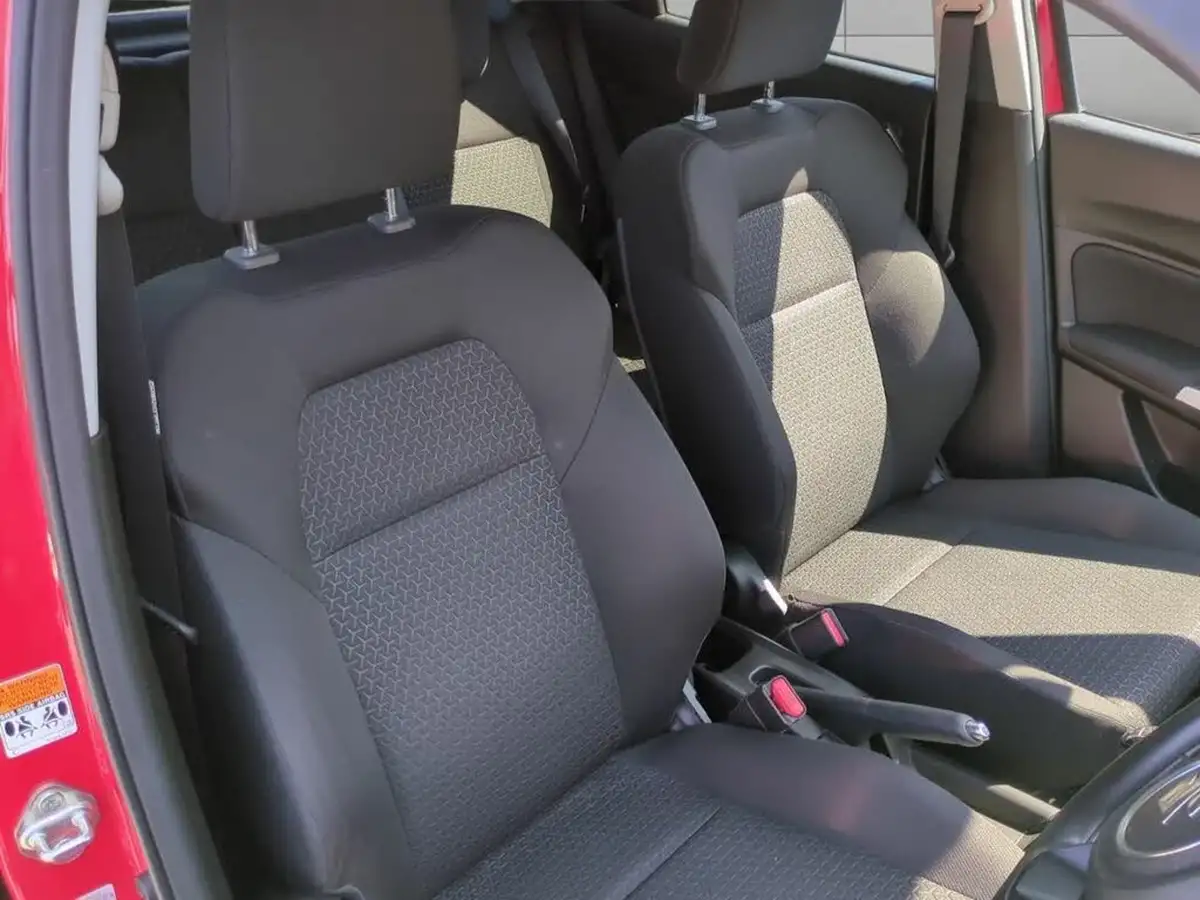 2019-suzuki-swift-12-dualjet-attitude-big-10