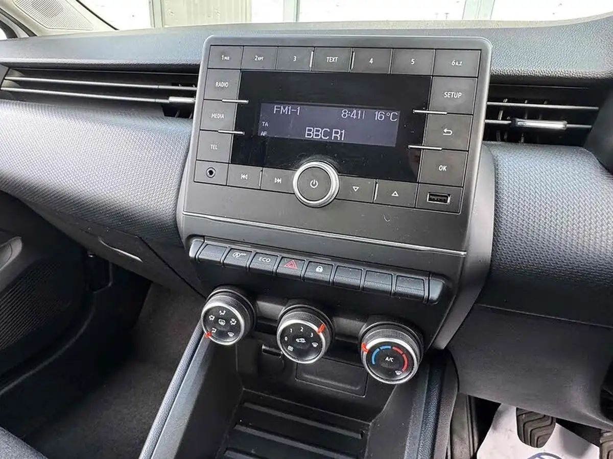 2020-renault-clio-10-sce-play-75bhp-big-28