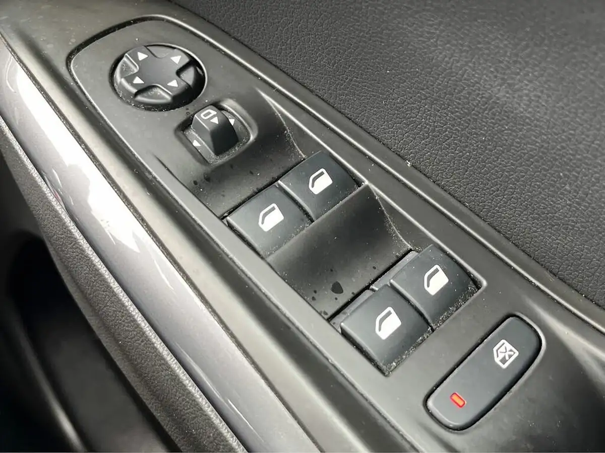 2021-vauxhall-grandland-x-12-sri-nav-big-30