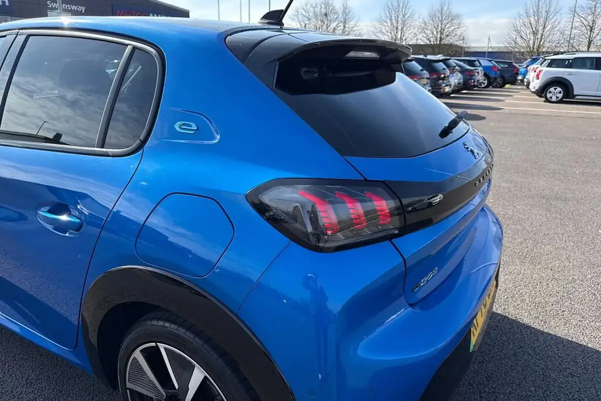 2021-peugeot-208-e-gt-premium-big-30