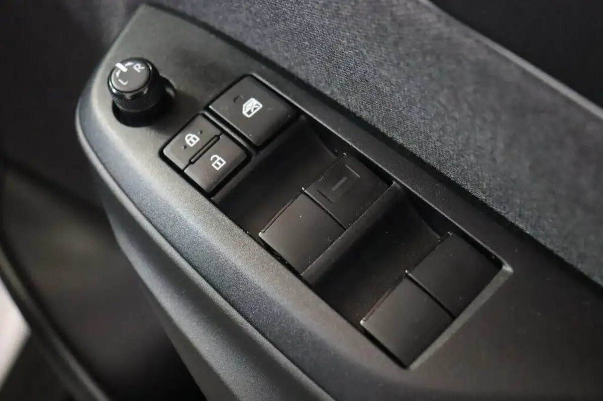 2022-toyota-yaris-cross-15-vvt-i-icon-big-15