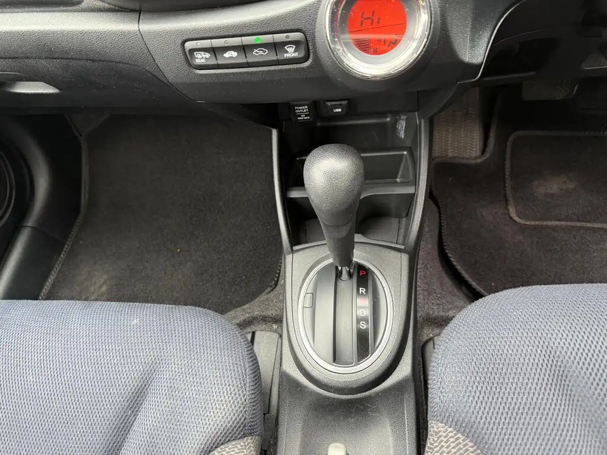 2012-honda-jazz-14-es-cvt-big-16