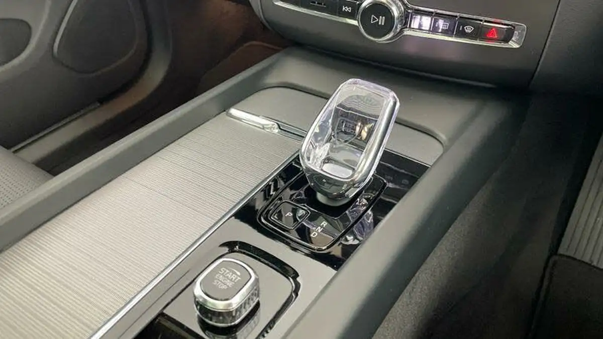 2024-volvo-xc60-20-b5-ultra-black-edition-big-20