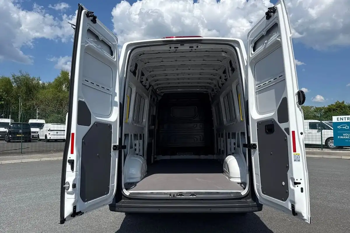 2024-volkswagen-crafter-20tdi-cr35-lwb-commerce-plus-140pseu6d-big-5