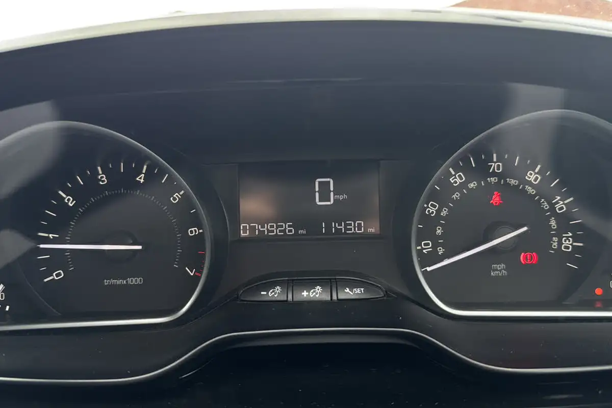 2019-peugeot-208-12-puretech-signature-big-12