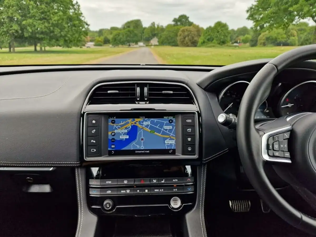 2017-jaguar-f-pace-20-i4d-r-sport-180ps-awd-ss-auto-big-11