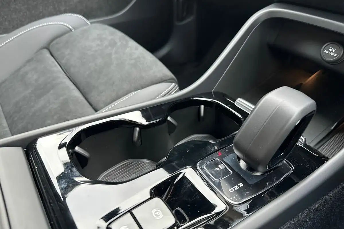 2024-volvo-xc40-20-b3-plus-big-12
