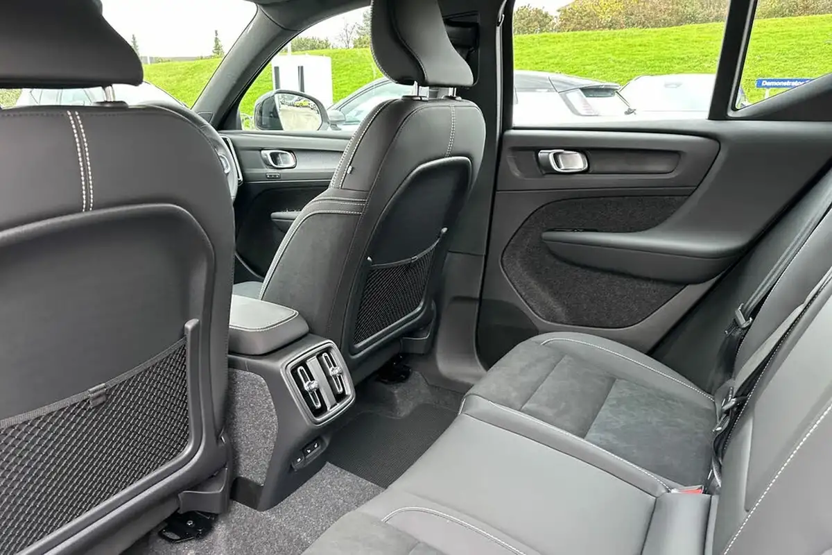 2024-volvo-xc40-20-b3-plus-big-16