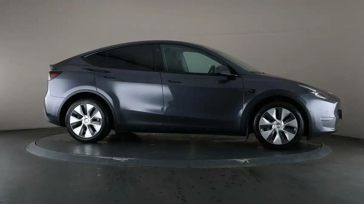 2022-tesla-model-y-e-long-range-big-57