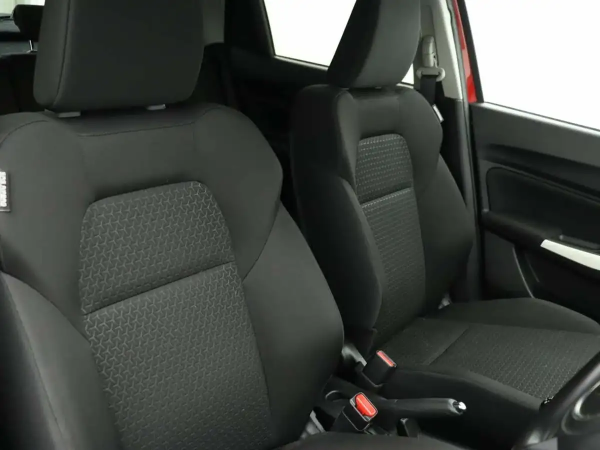2019-suzuki-swift-12-dualjet-attitude-big-8