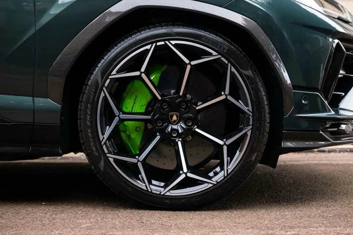 2024-lamborghini-urus-40-no-trim-big-8
