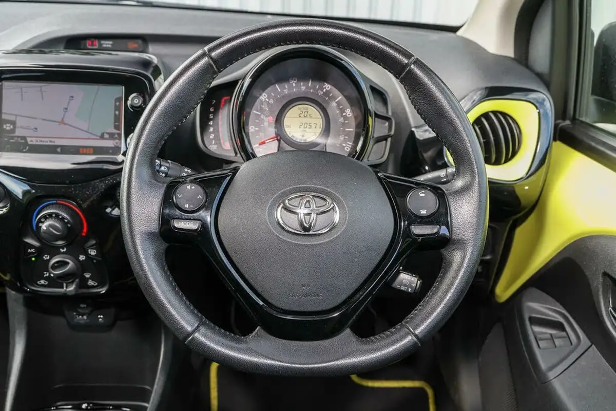 2016-toyota-aygo-10-vvt-i-x-cite-3-bi-tone-yellow-5d-big-7