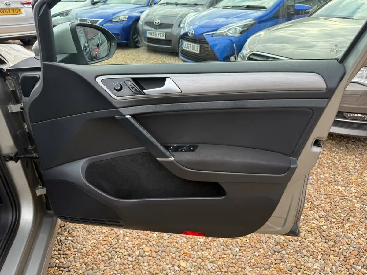 2015-volkswagen-golf-16tdi-match-105ps-bmt-ss-5d-big-32