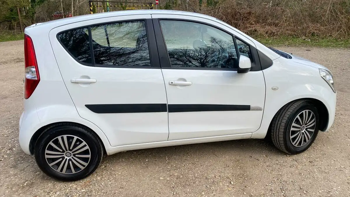 2012-suzuki-splash-10-sz2-big-14