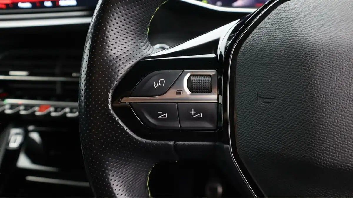 2022-peugeot-2008-suv-12-puretech-gt-big-24