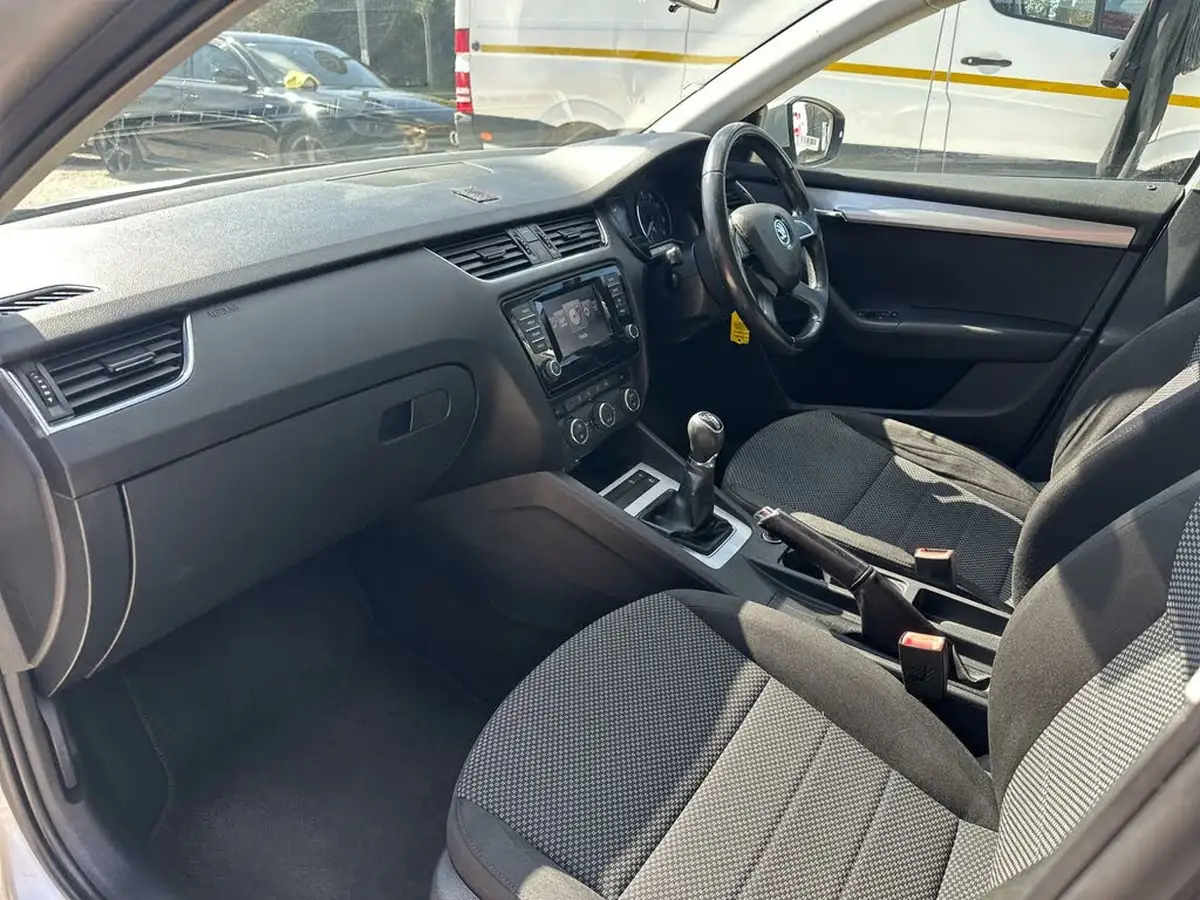 2014-skoda-octavia-16tdi-se-estate-big-7