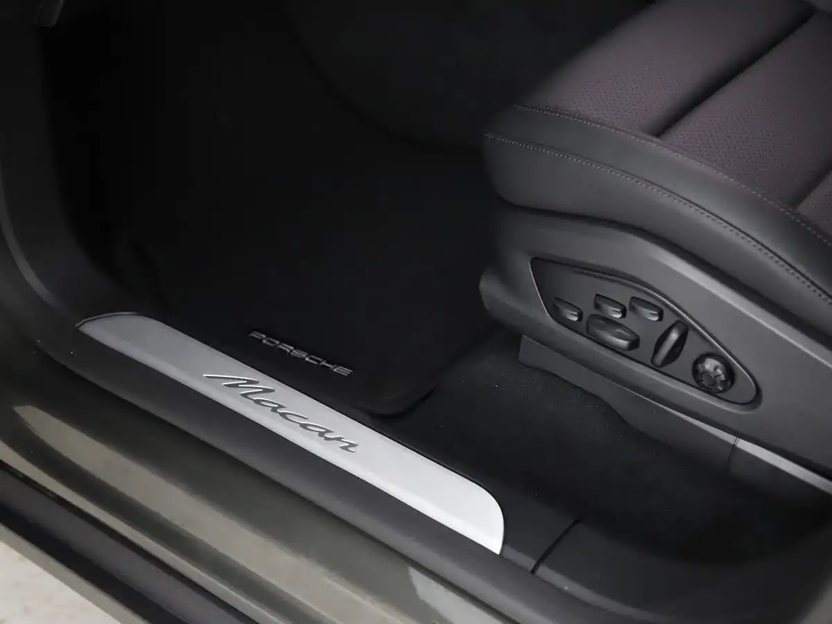 2025-porsche-macan-e-electric-big-34