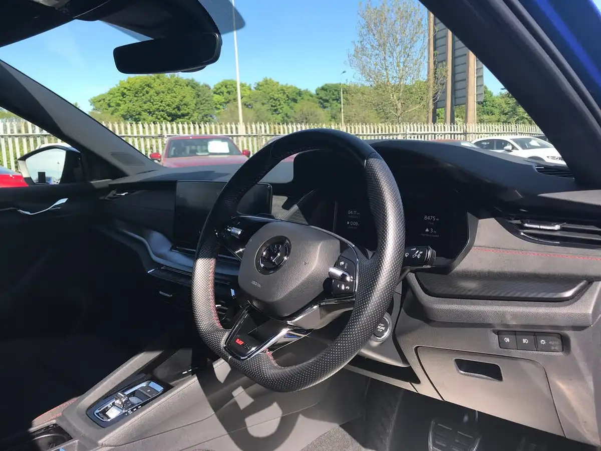 2023-skoda-octavia-20-tsi-vrs-hatchback-dsg-big-2