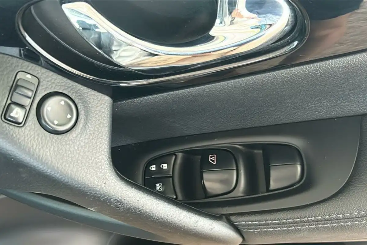 2015-nissan-qashqai-16-tekna-big-17