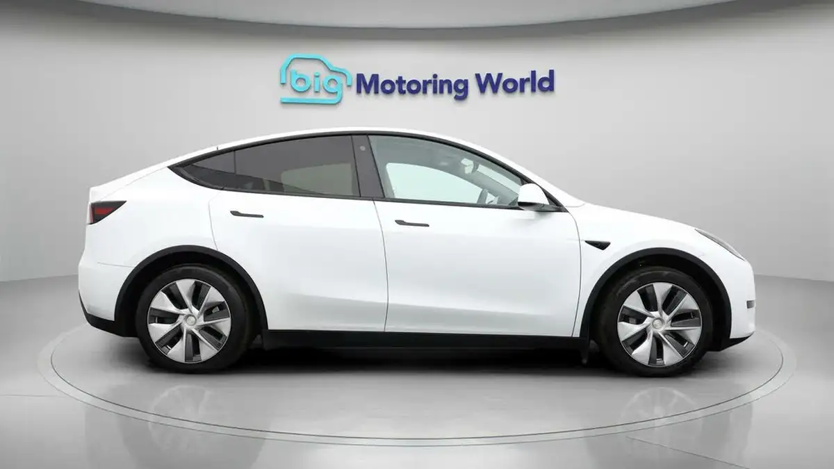 2023-tesla-model-y-e-rwd-big-7