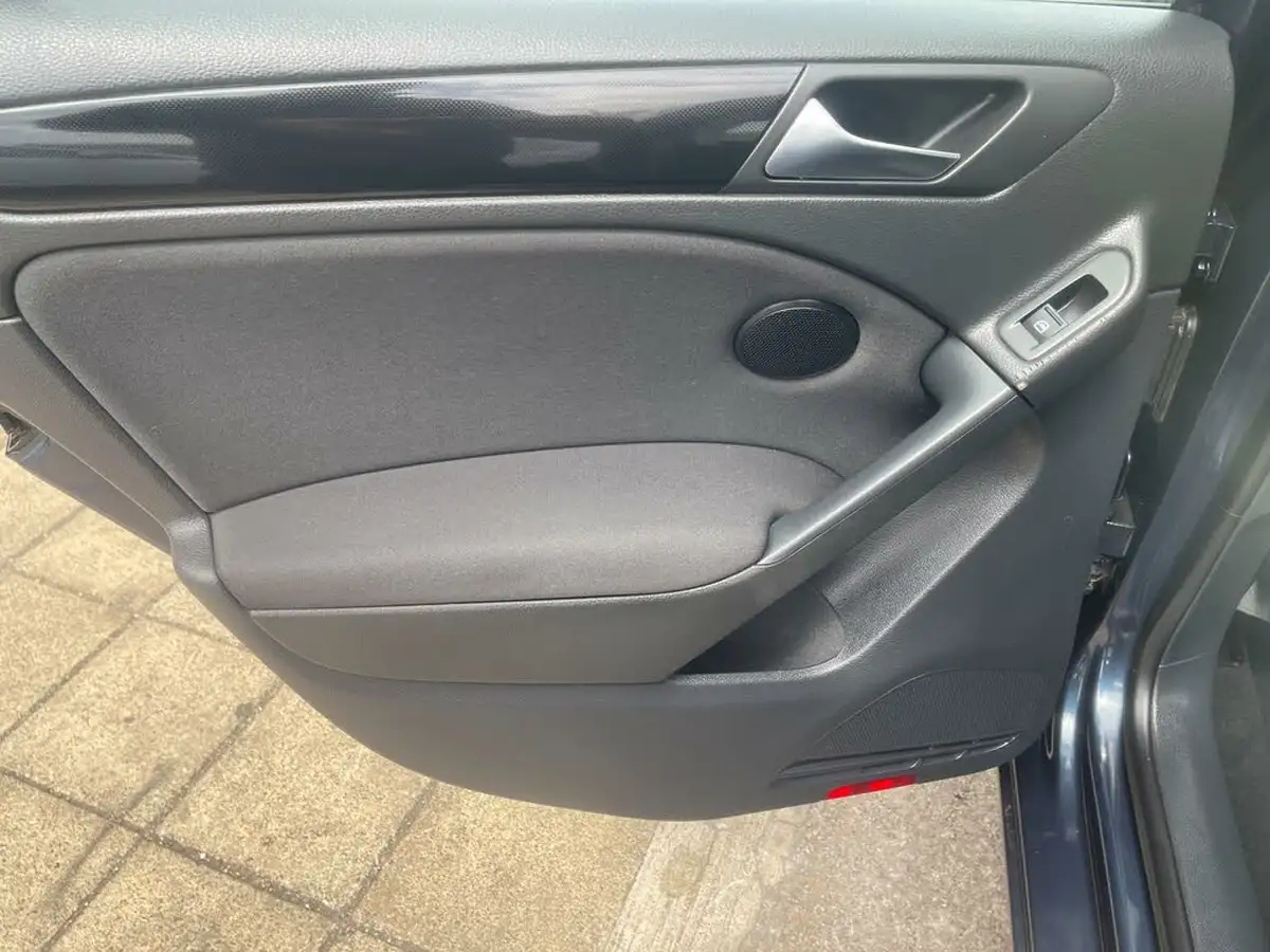 2011-volkswagen-golf-14-match-125ps-5d-dsg-big-35