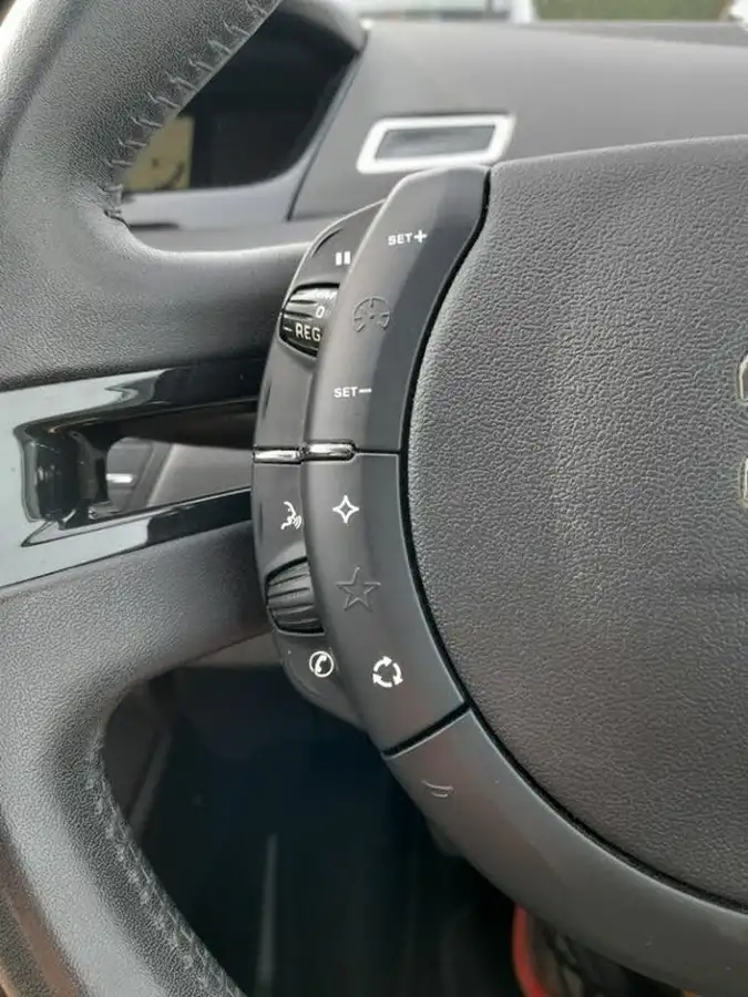 2013-citroen-c4-picasso-16hdi-platinum-big-18