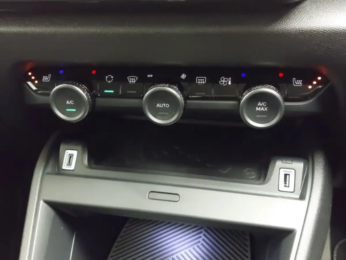 2024-citroen-c4-e-e-series-136ps-50kwh-big-17