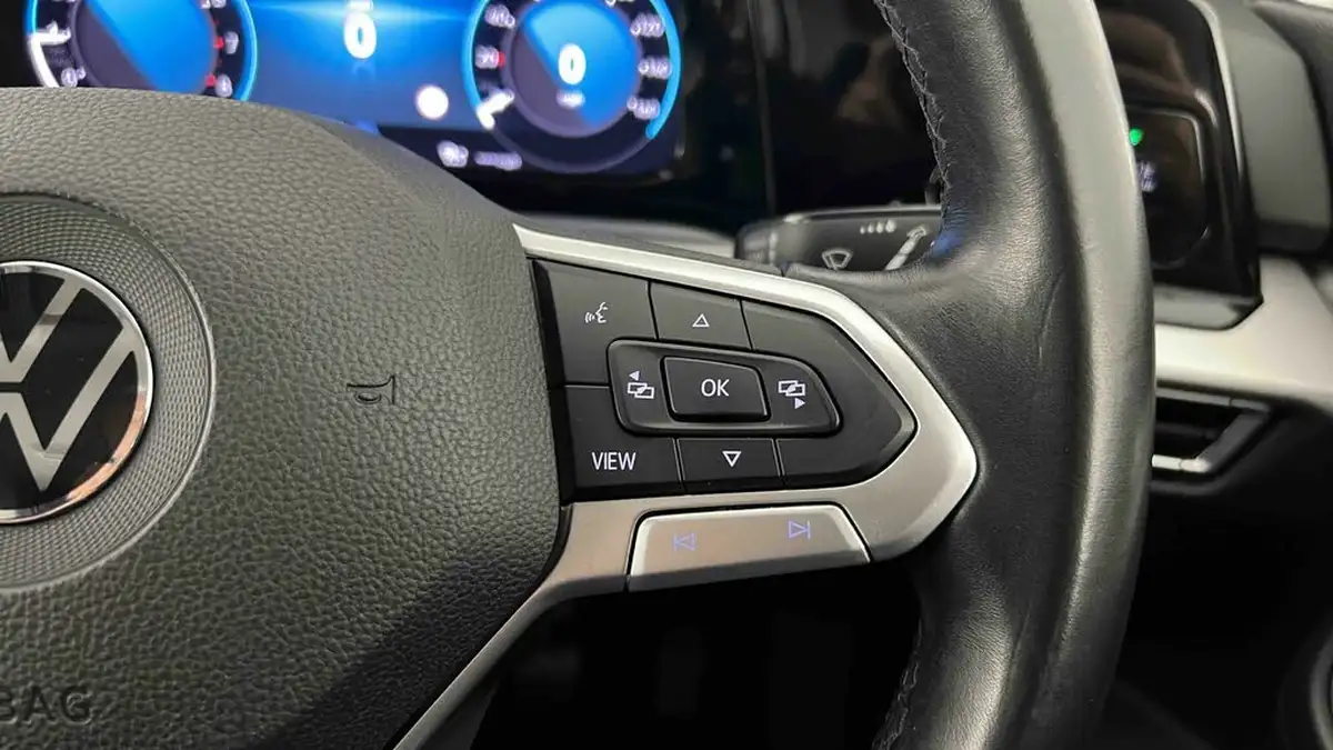 2020-volkswagen-golf-15-tsi-life-150ps-hatchback-big-17