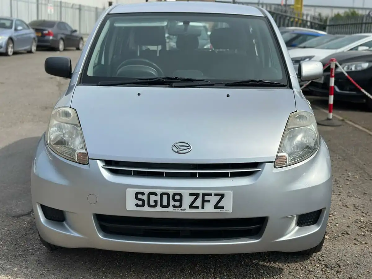2009-daihatsu-sirion-13-se-big-26