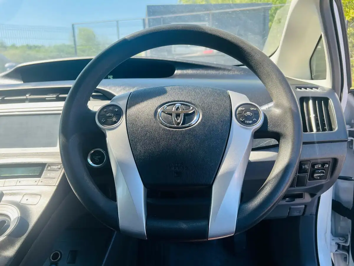2011-toyota-prius-big-28