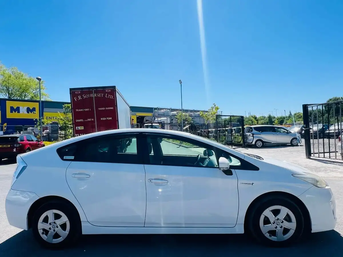 2011-toyota-prius-big-4
