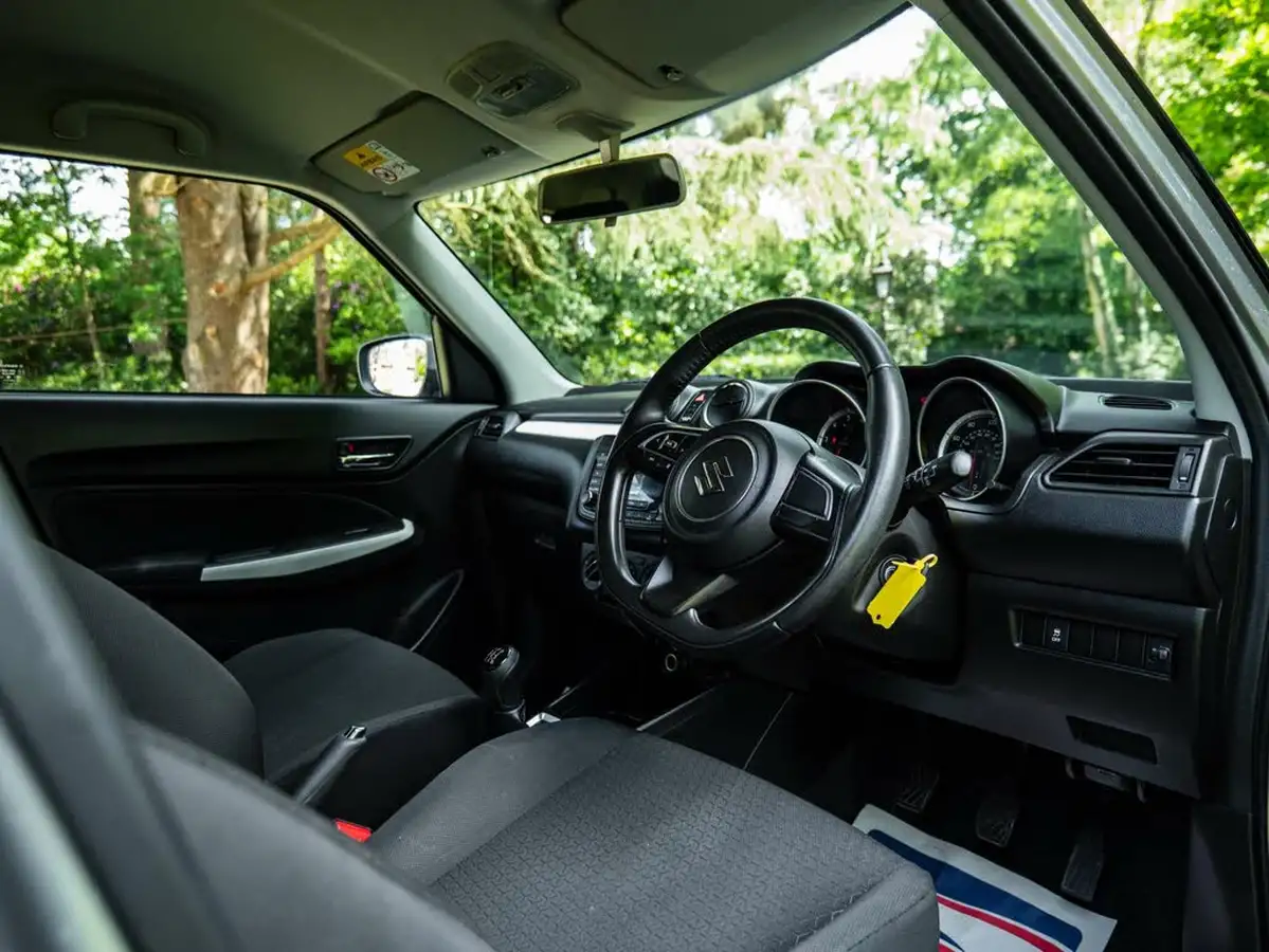 2019-suzuki-swift-12-dualjet-attitude-big-11