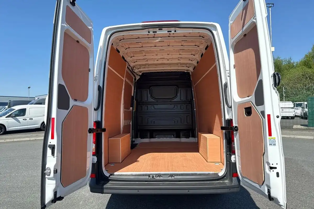 2024-volkswagen-crafter-20tdi-cr35-mwb-commerce-140pseu6d-panel-van-big-6