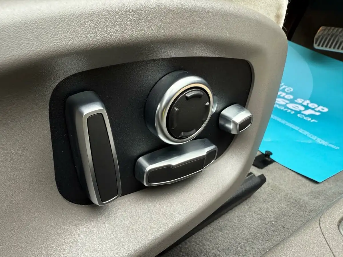 2019-jaguar-xe-20i-portfolio-200ps-big-38