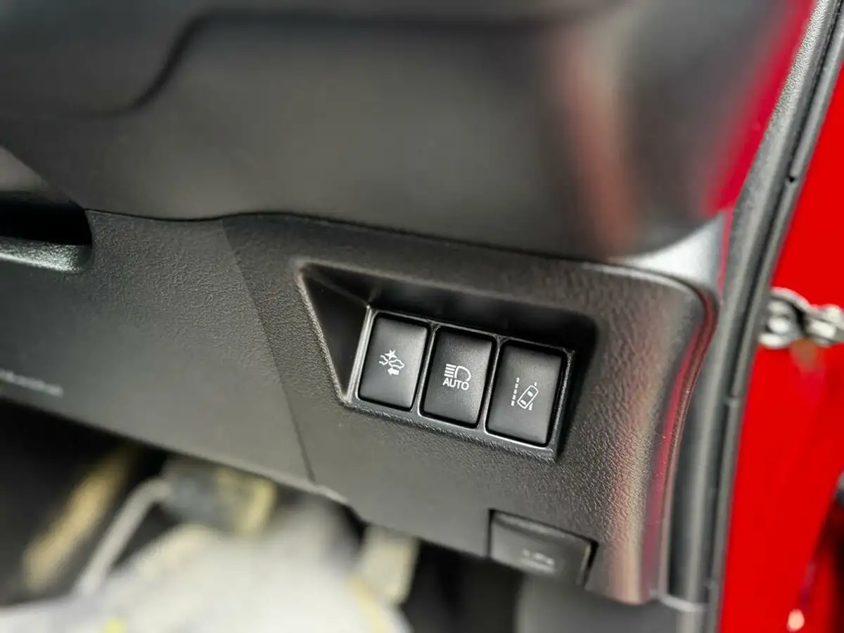 2017-toyota-yaris-15-vvt-i-icon-tech-98bhp-hybrid-1497cc-e-cvt-big-11