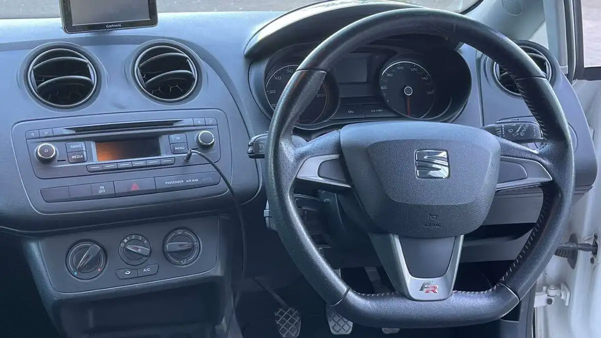 2015-seat-ibiza-12-fr-sportcoupe-3d-big-10