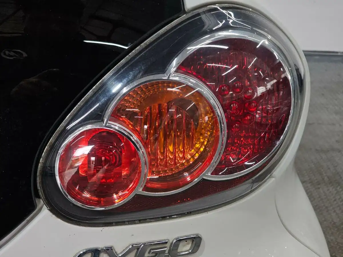 2013-toyota-aygo-10-aygo-fire-5d-big-77