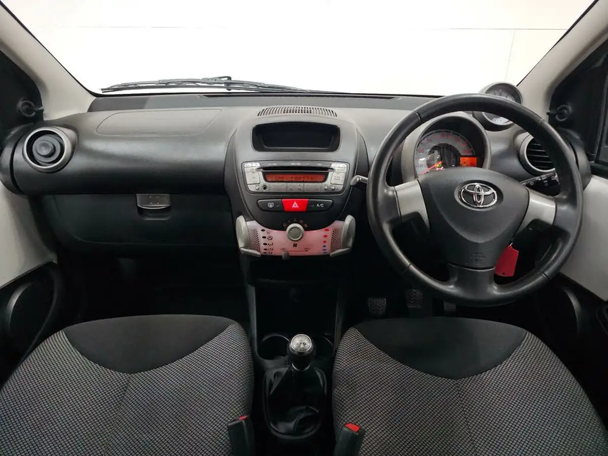 2013-toyota-aygo-10-aygo-fire-5d-big-1