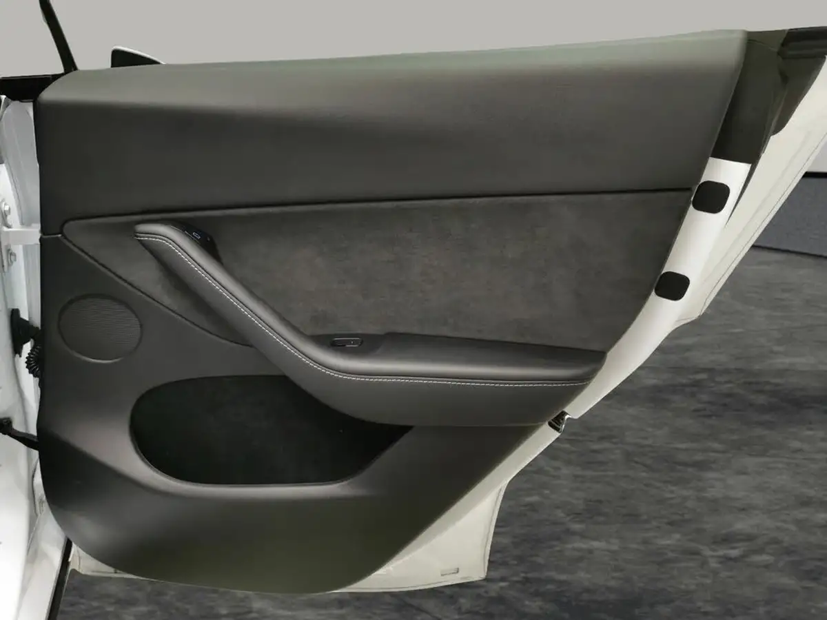 2023-tesla-model-y-e-rwd-big-40
