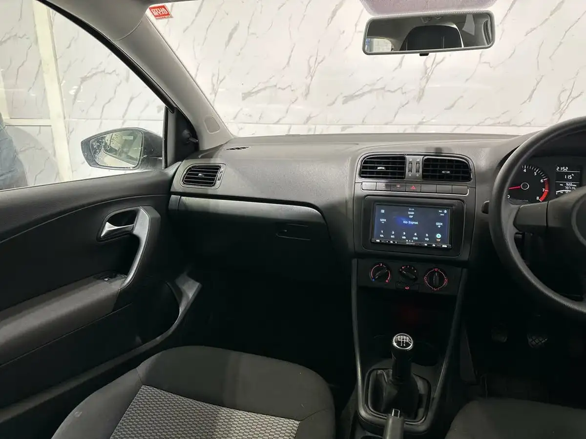 2011-volkswagen-polo-12-s-3d-big-24