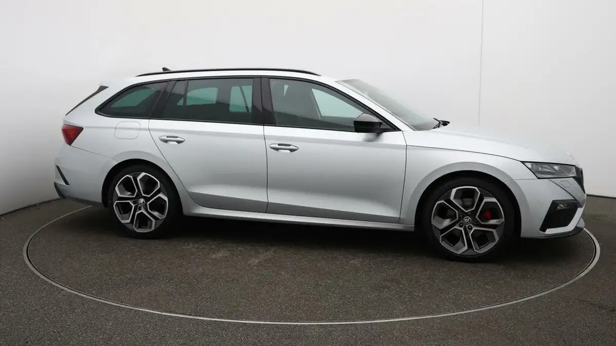 2021-skoda-octavia-20tdi-vrs-estate-big-48