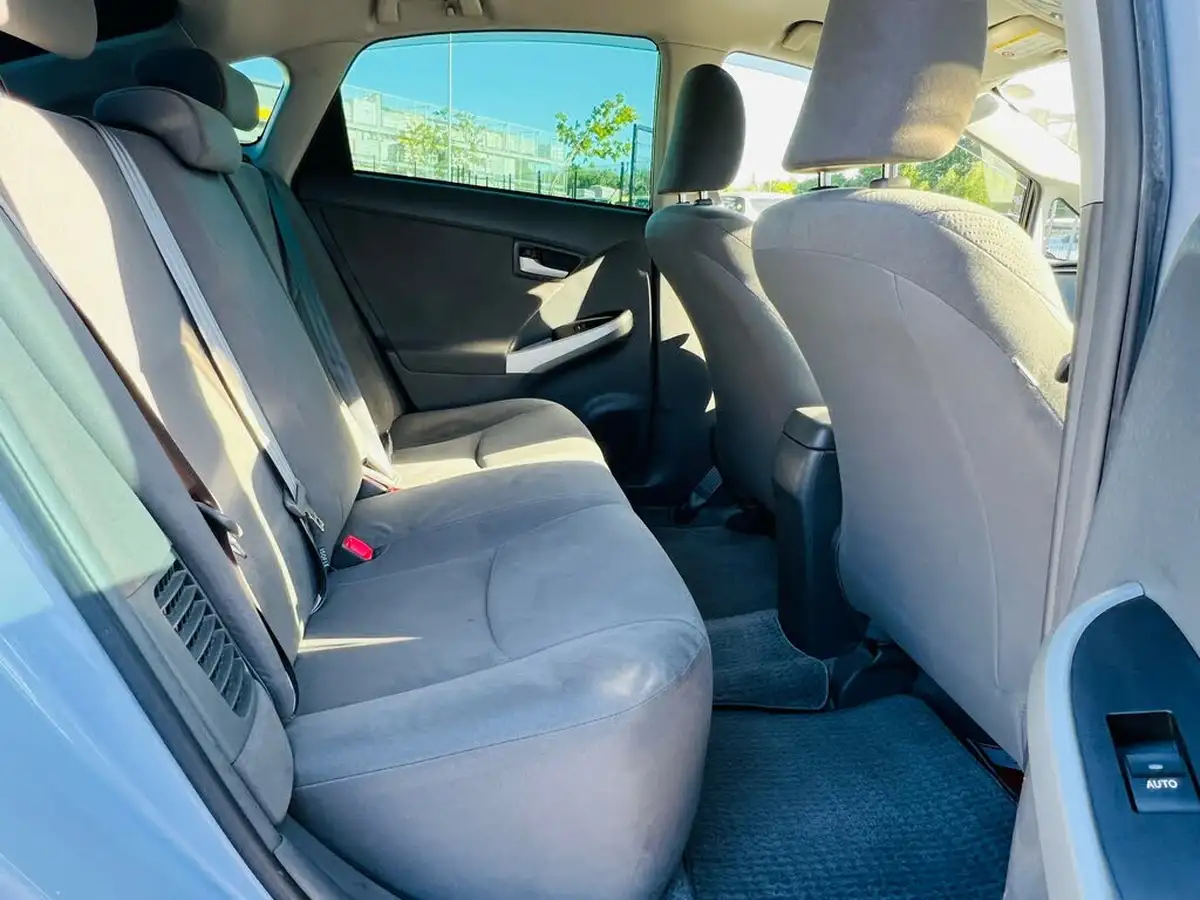2010-toyota-prius-big-16