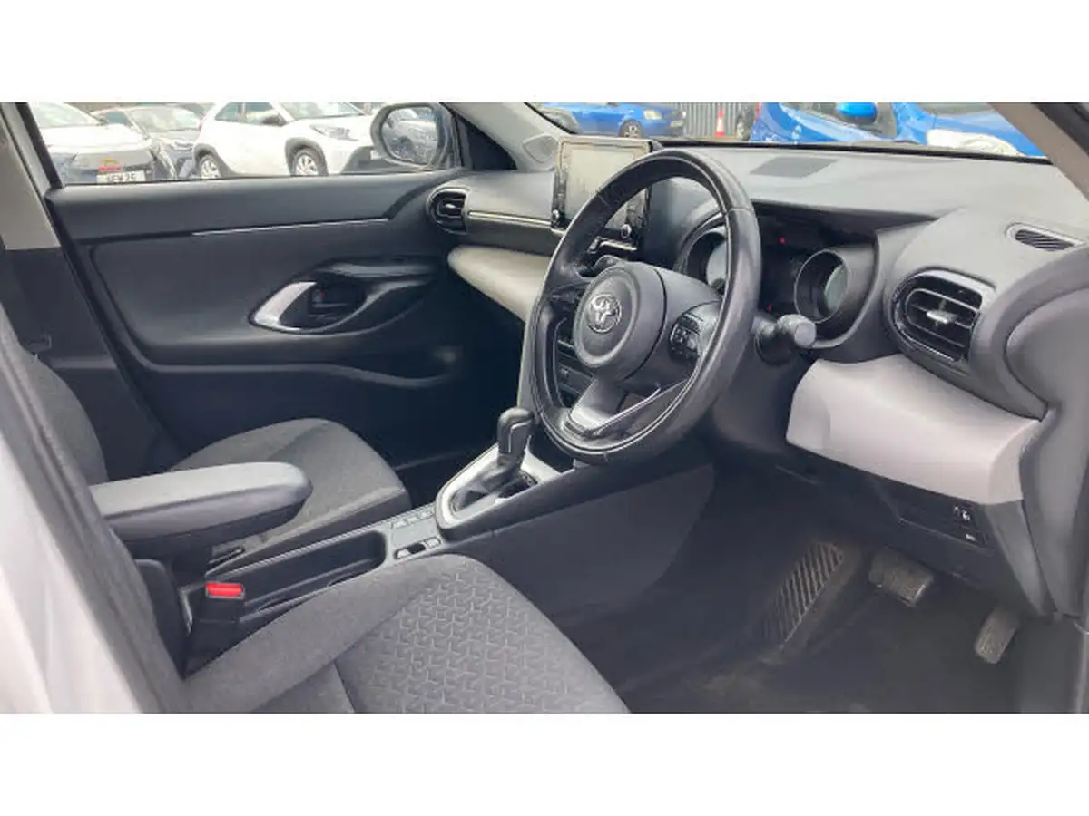 2022-toyota-yaris-cross-15-vvt-i-icon-big-10