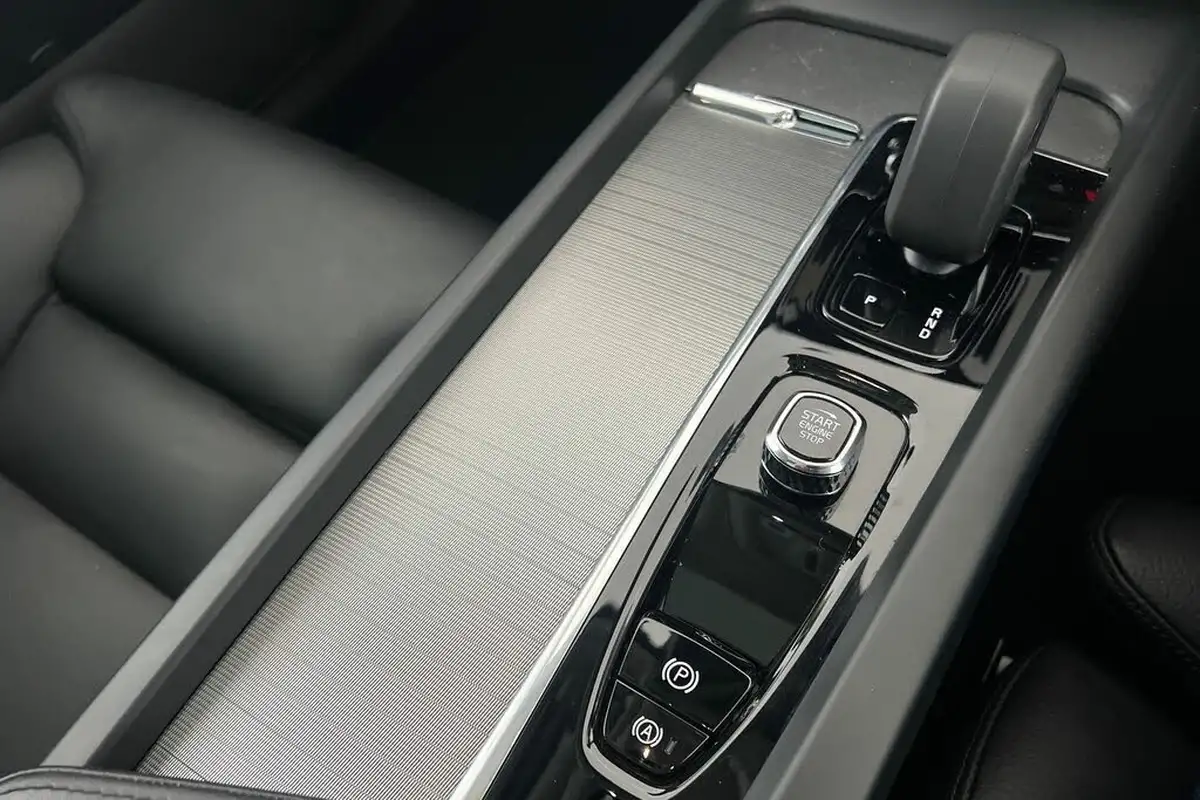 2024-volvo-xc60-20-b5-plus-big-12