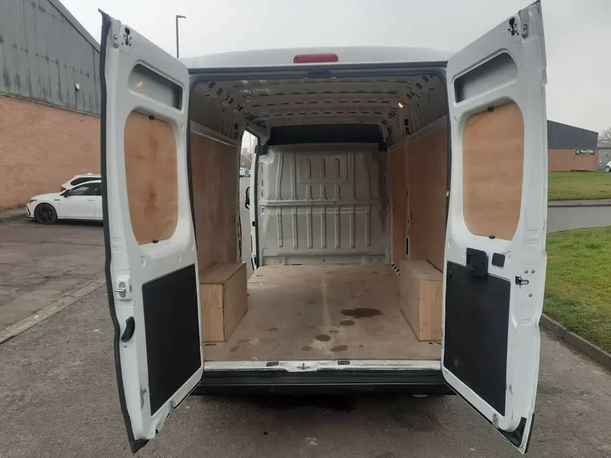 2022-peugeot-boxer-22-bluehdi-professional-premium-335-l3h2-panel-big-9
