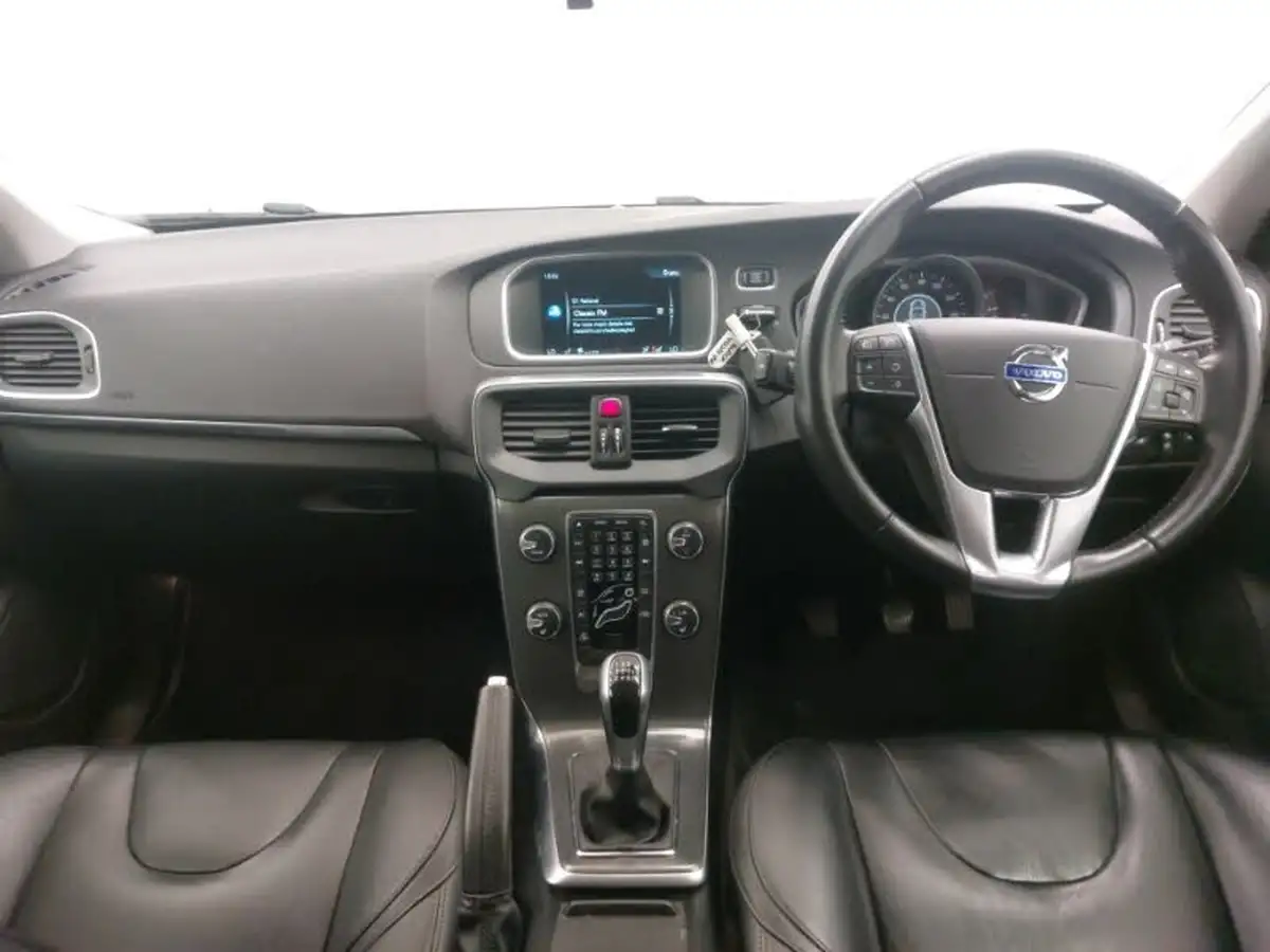 2016-volvo-v40-20td-d4-se-lux-big-2