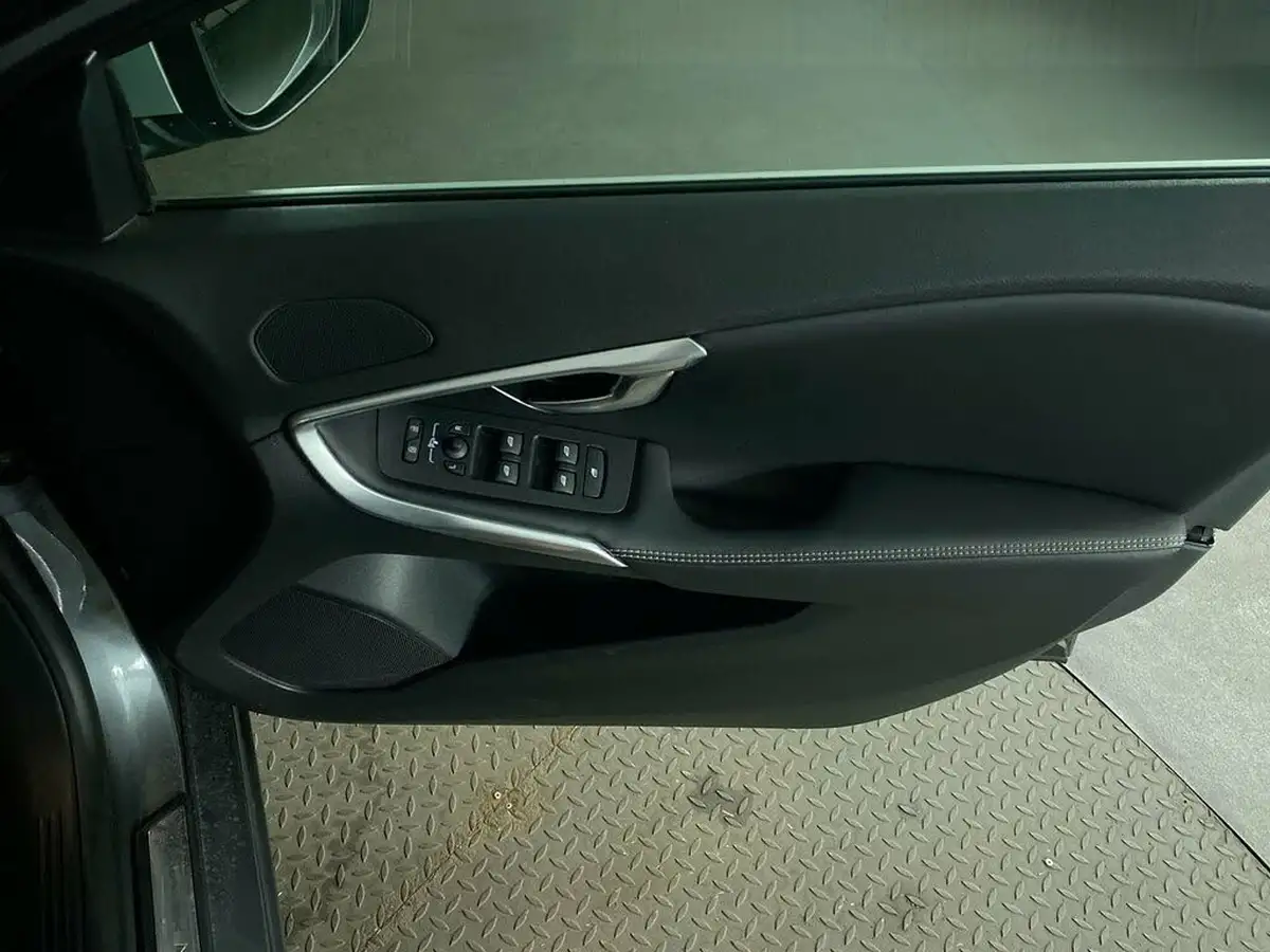 2019-volvo-v40-20td-d2-r-design-edition-big-34