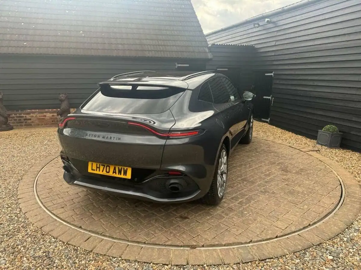 2020-aston-martin-dbx-40-v8-big-30