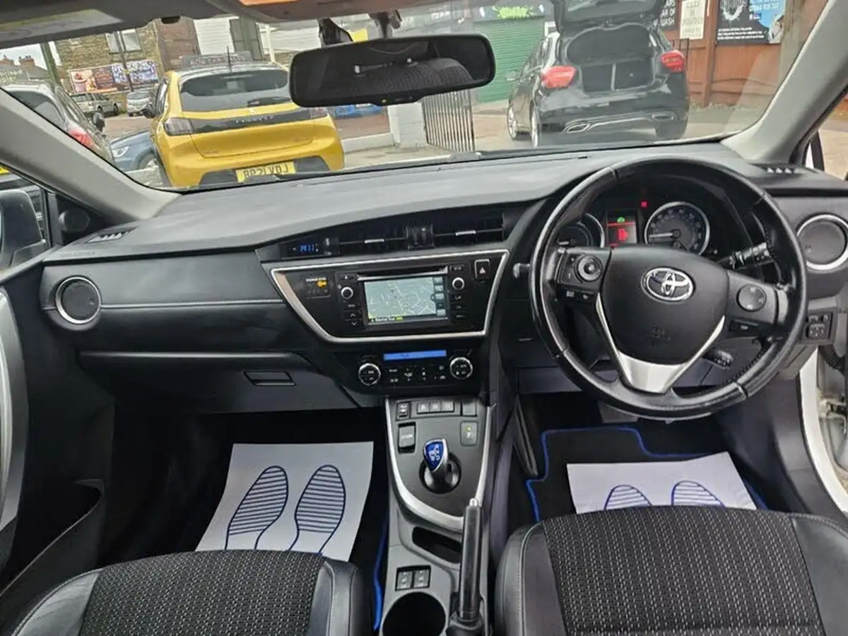 2015-toyota-auris-18-vvt-i-hsd-excel-hatchback-e-cvt-big-17
