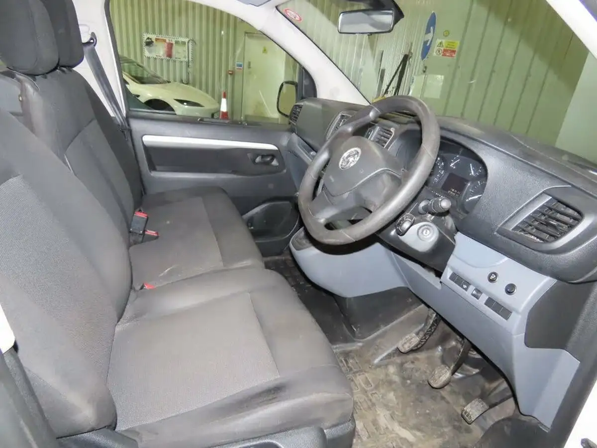 2020-vauxhall-vivaro-20td-3100-l1h1-sportive-120pseu6dt-double-cab-big-4